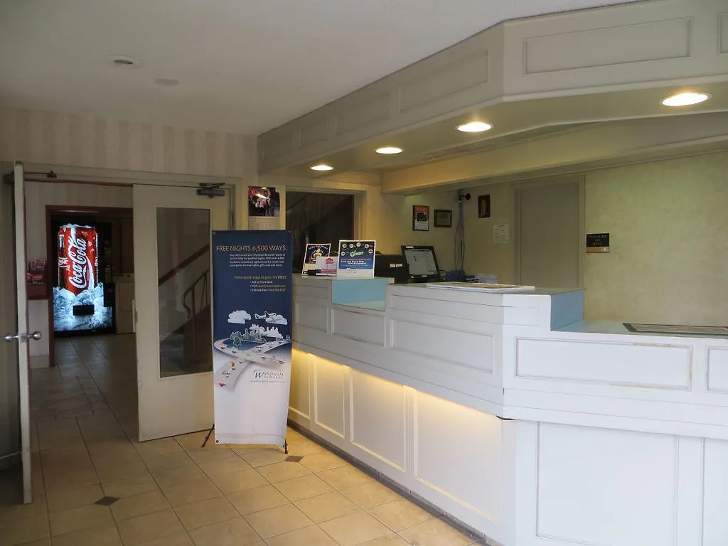 Ramada Limited Calgary Hotel 2*,