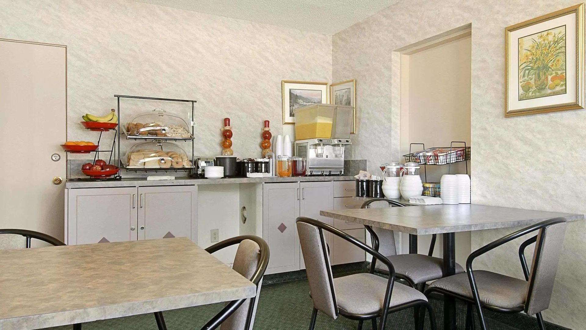 Ramada Limited Calgary Hotel 2*,